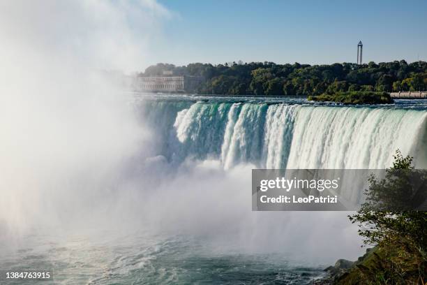 niagarafälle an einem schönen sonnigen tag - niagara falls canada stock-fotos und bilder