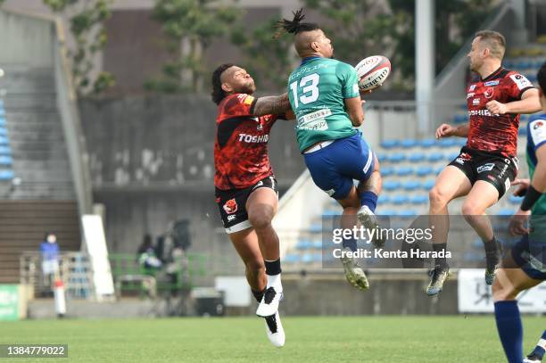 Seta Tamanivalu of Toshiba Brave Lupus Tokyo and Maritino Nemani of NEC Green Rockets compete for the ball during the NTT Japan Rugby League One...