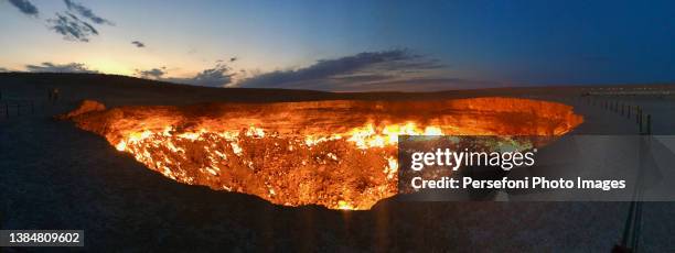 gate to hell - the gas crater in turkmenistan - turkmenistan stock pictures, royalty-free photos & images