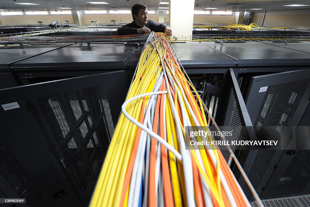 A telecommunications specialist mounts e