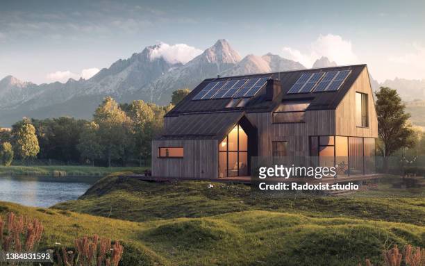 beutiful modern house in sunset atmoshepre wtih solar panels - panel solar fotografías e imágenes de stock