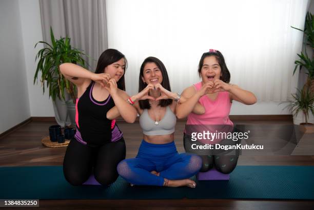 welt-down-syndrom-tag - frau macht yoga stock-fotos und bilder