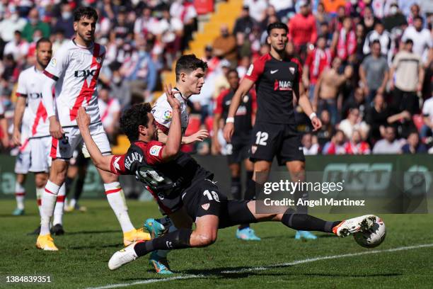 Thomas Delaney of Sevilla FC scores their team's first goal during the LaLiga Santander match between Rayo Vallecano and Sevilla FC at Campo de...