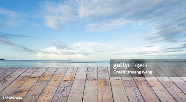 wooden walkway under sunny day - paso entablado fotografías e imágenes de stock