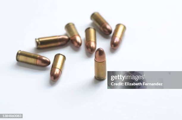 9mm bullets on white backgroud. - kogel stockfoto's en -beelden