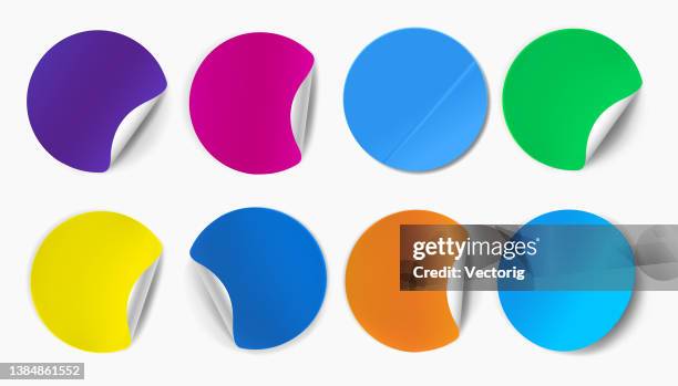 ilustraciones, imágenes clip art, dibujos animados e iconos de stock de pegatinas de papel realistas. - skin