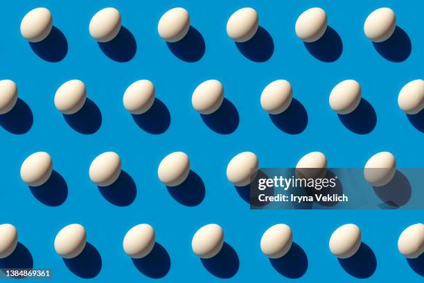 white easter egg pattern. easter minimal concept. - huevo de pascua de chocolate fotografías e imágenes de stock