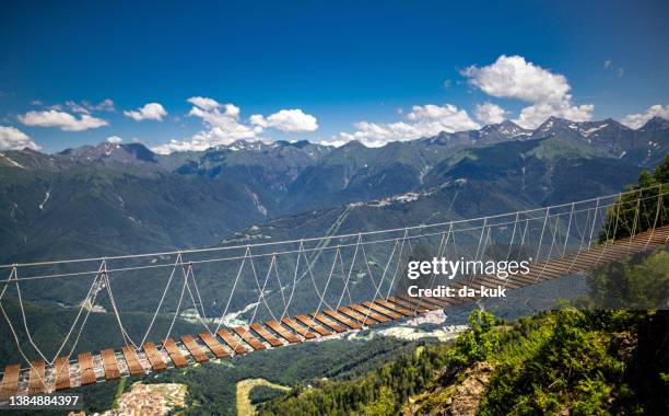 empty rope bridge in the mountains - touwbrug stockfoto's en -beelden