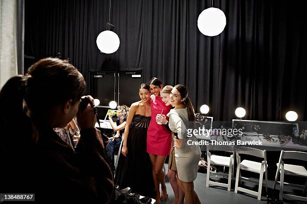models backstage at fashion show taking photo - camarins - fotografias e filmes do acervo