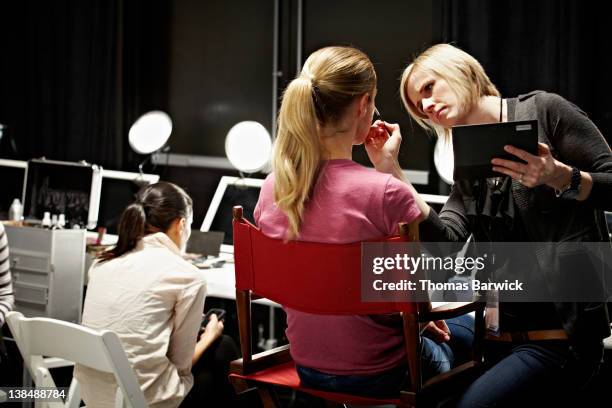 make-up artist and model backstage at fashion show - maquillador fotografías e imágenes de stock