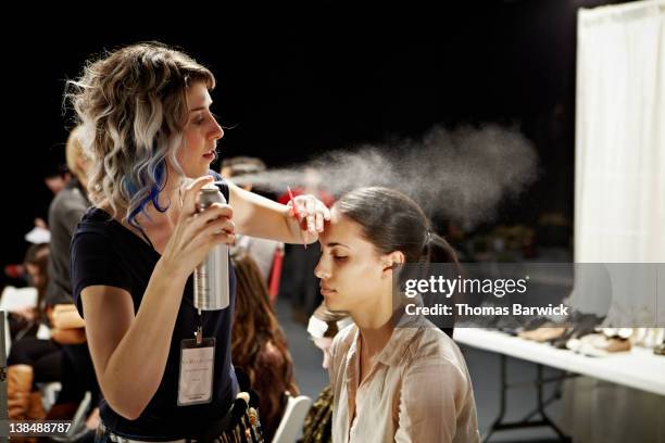 stylist and model backstage at fashion show - maquillador fotografías e imágenes de stock