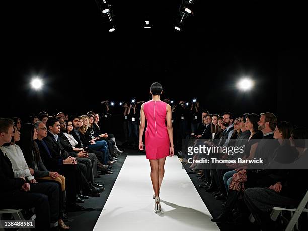 model walking on catwalk in fashion show - ramp walk stage stock pictures, royalty-free photos & images