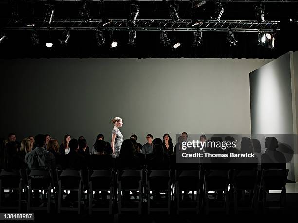 female model walking alone on catwalk - semana da moda imagens e fotografias de stock