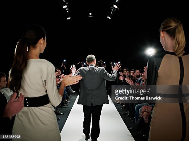 designer walking onto catwalk at fashion show - mann anhimmeln stock-fotos und bilder