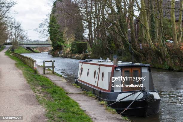 small narrow boat on the canal - hausboot stock-fotos und bilder