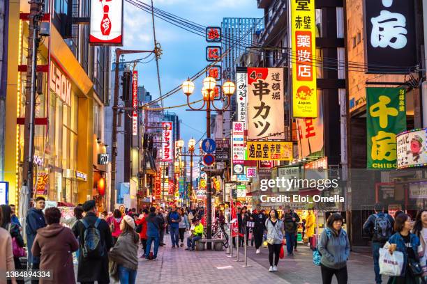 crowded osaka dotonbori entertainment district - 大阪市 個照片及圖片檔