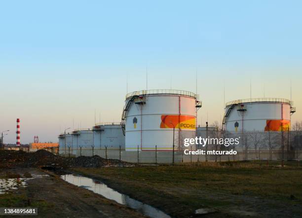 rosneft tank farm - jet fuel, sheremetyevo international airport, moscow, russia - oil tank 個照片及圖片檔