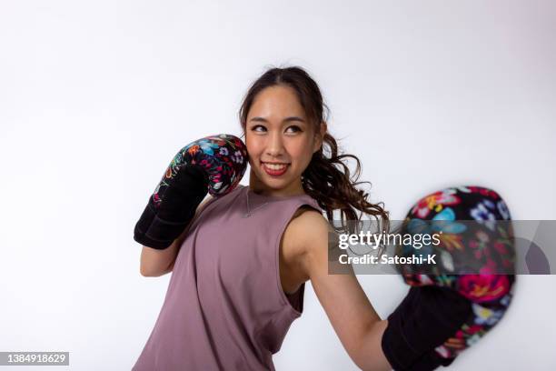 若い女性ボクサーは空気を打つ - boxing womens ストックフォトと画像