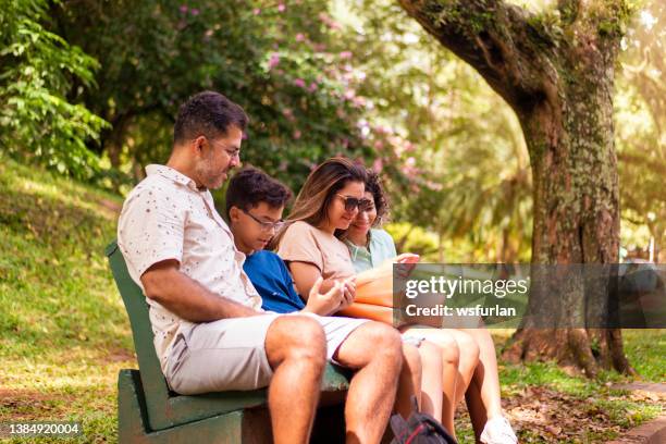 familie in einen öffentlichen park - ibirapuera park stock-fotos und bilder