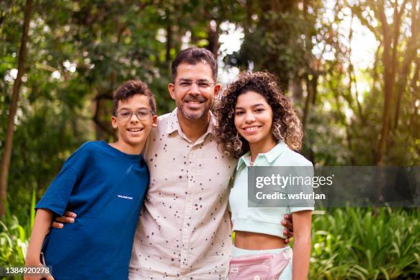 vater und söhne in einem öffentlichen park - ibirapuera park stock-fotos und bilder