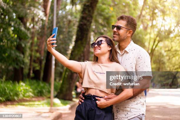 casal num parque público - parque do ibirapuera - fotografias e filmes do acervo