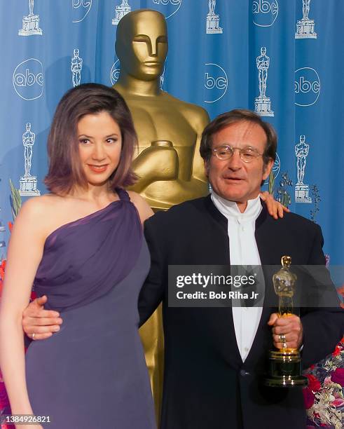 Winner Robin Williams and Mira Sorvino backstage at Academy Awards Show, March 25, 1996 in Los Angeles, California.