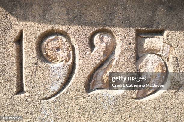 imprint of the year “1925” on church’s stone wall - eerste steen leggen stockfoto's en -beelden