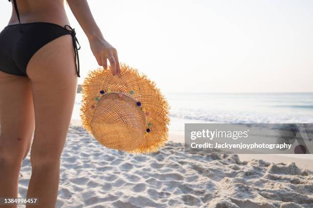 beautiful woman on the beach - beach bag stockfoto's en -beelden