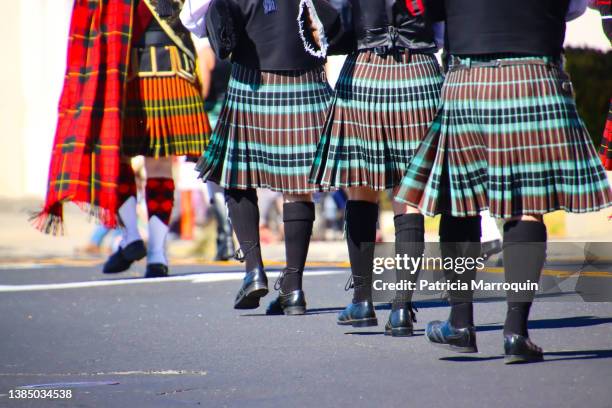 pipe band marchers - kilt stock pictures, royalty-free photos & images