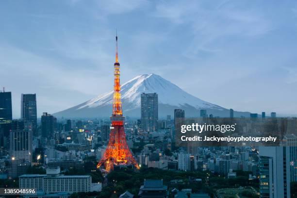 mt. fuji and tokyo skyline - barrio de minato fotografías e imágenes de stock