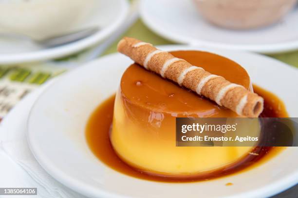 flan tart with a wafer - pudim-de-leite imagens e fotografias de stock