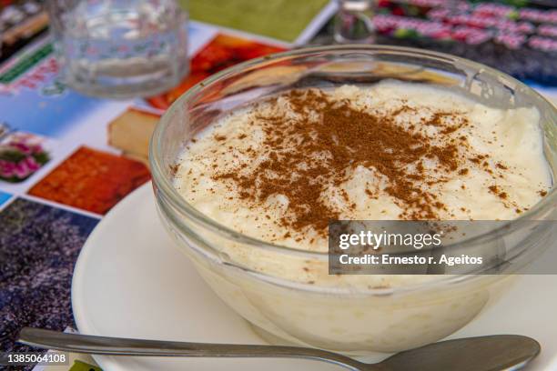 rice pudding ('arroz con leche') - milchreis stock-fotos und bilder