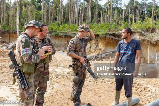 Illegal gold panning mission with Operation HARPIE soldiers. The clandestine workers, called "garimpeiros" come from Brazil for the most part,...