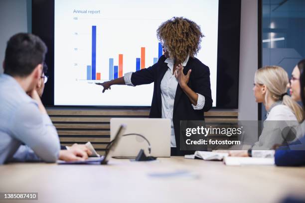 young businesswoman pointing at data on the slide show - 幻燈片 演示 演講 個照片及圖片檔