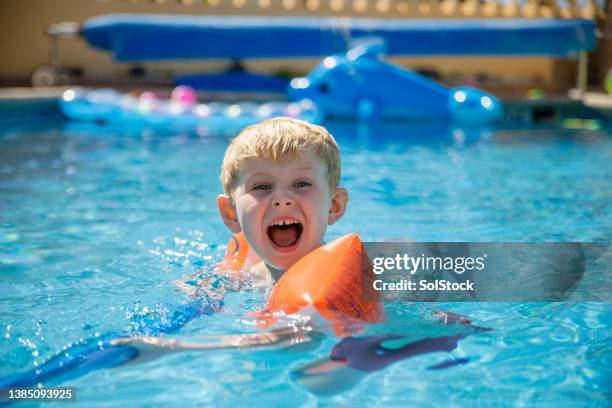 aprender a nadar - niño bañandose fotografías e imágenes de stock