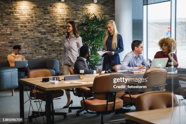 grupo de jovens empreendedores diversos co-trabalhando em um moderno escritório - big tech - fotografias e filmes do acervo