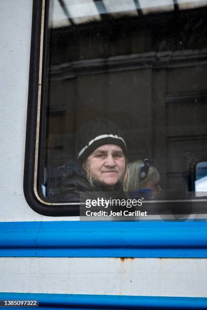 mirando a través de la ventana de un tren en lviv, ucrania - europa oriental fotografías e imágenes de stock