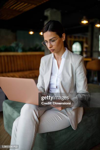 her ambition pushes her to succeed even further - dress code restaurant stock pictures, royalty-free photos & images