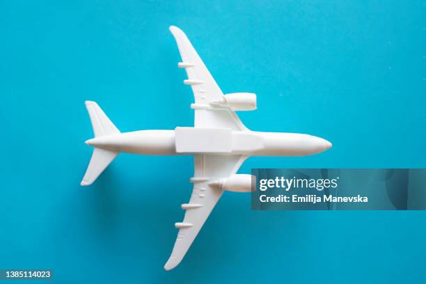 airplane on blue background - business air travel photos et images de collection