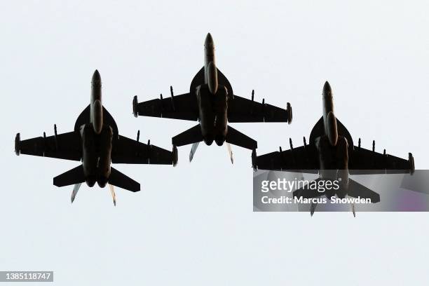 military jets - us air force stock-fotos und bilder