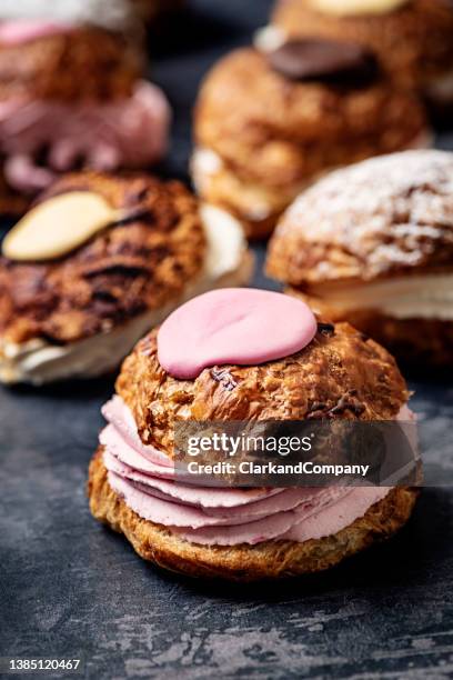 fastelavnsbolle - fastelavn stockfoto's en -beelden