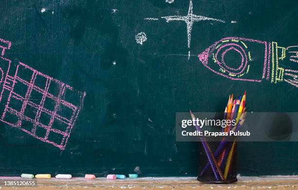 back to school supplies. books and blackboard on wooden background - giz equipamento de arte e artesanato imagens e fotografias de stock