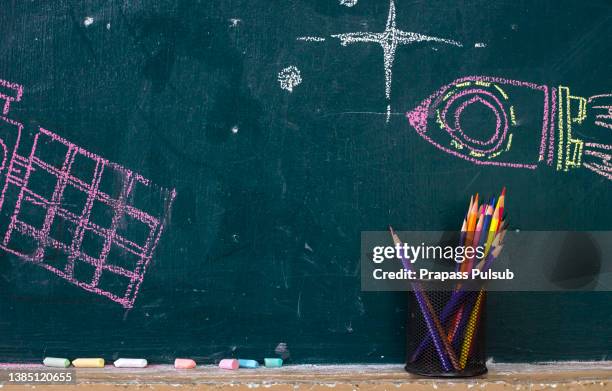 back to school supplies. books and blackboard on wooden background - giz equipamento de arte e artesanato - fotografias e filmes do acervo