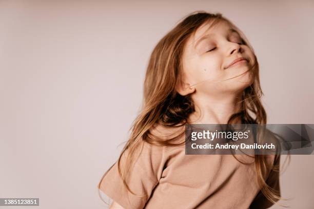 portrait authentique d’une petite fille souriante aux longs cheveux bruns. - perception sensorielle photos et images de collection