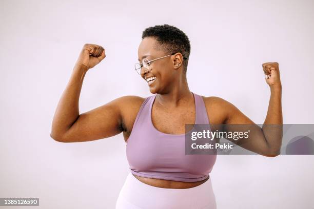 forza della donna, determinazione, stile di vita sano - flexing muscles foto e immagini stock