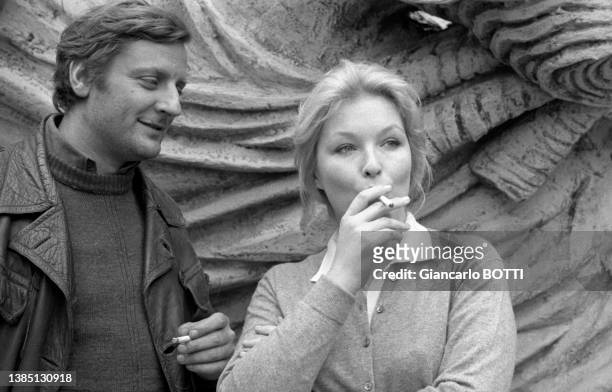 Bruno Cremer et Marina Vlady sur le tournage du film 'Pour un sourire' à Paris en avril 1969