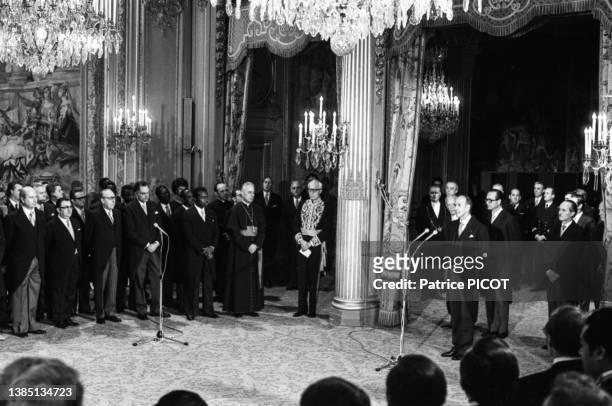 Valéry Giscard d'Estaing prononce un discours lors de la présentation des voeux du corps diplomatique en présence de Jacques Chirac au Palais de...
