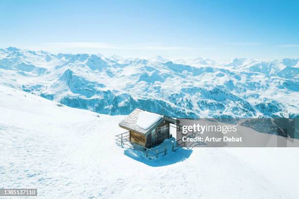 idyllic log cabin in the middle of the snowy alps mountains. - alpes maritimes - fotografias e filmes do acervo