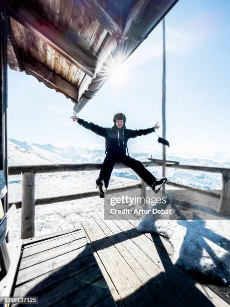 skier taking a break in a log cabin in the french alps. - meribel fotografías e imágenes de stock