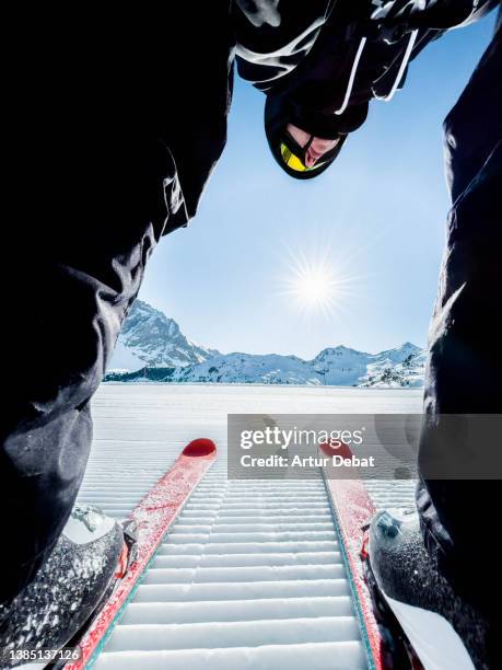 skier ready to descent the fresh ski slope in the french alps. - trois vallées photos et images de collection